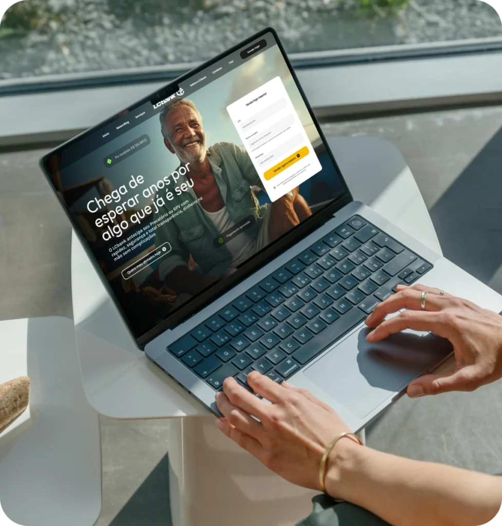 Laptop aberto exibindo o site do LCbank com homem sorrindo